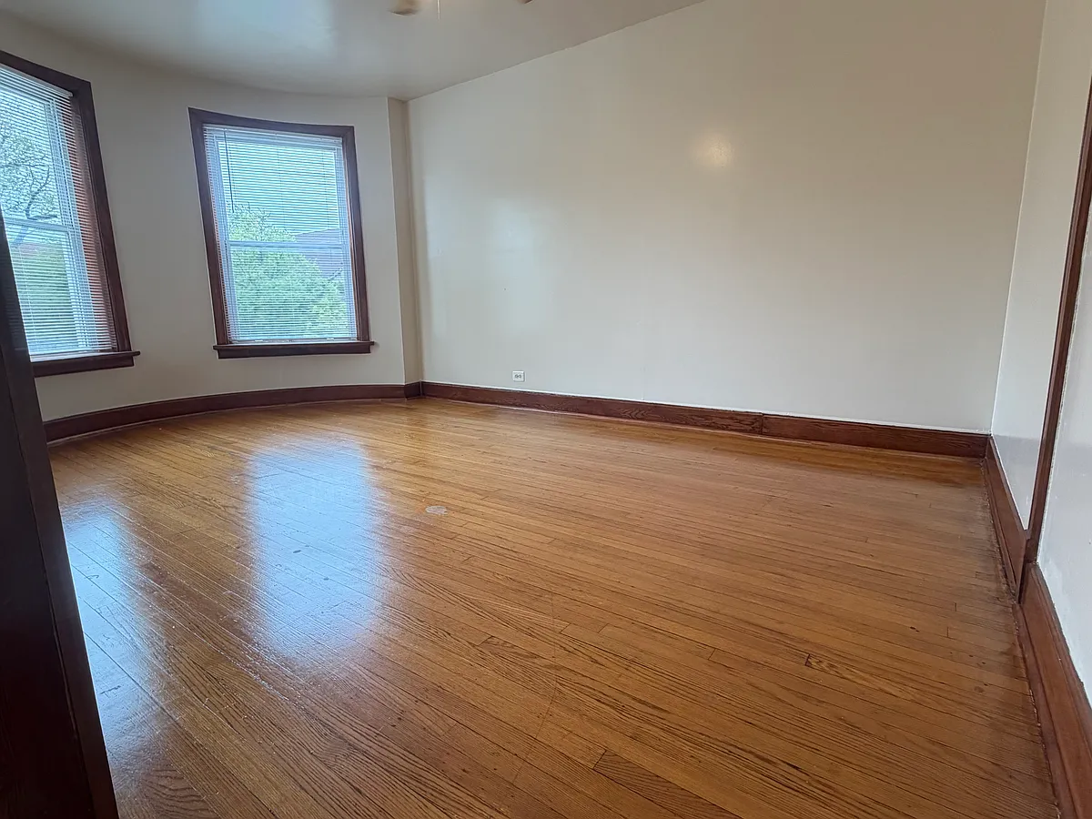 Building Photo - 5717 S Prairie Ave #2