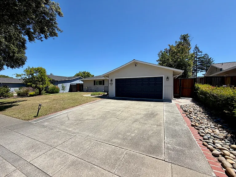 832 Cathedral Dr — Photo 13