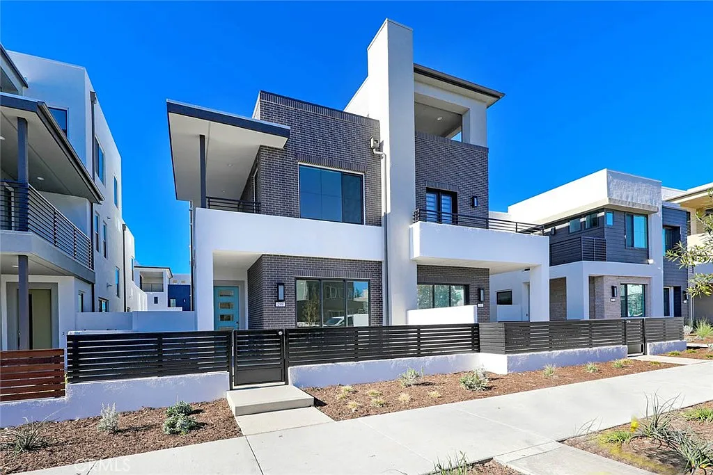 5 bed, 5.0 bath, 2591 sqft, $6,200 — Photo 1