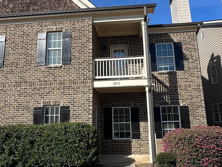 1071 Middleton Ln — Photo 3