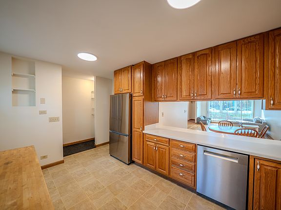 5th image of 932 E 55th St