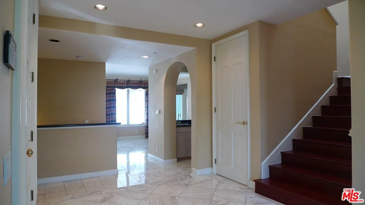 4 bed, 3.5 bath, 3918 sqft, $14,950 — Photo 3