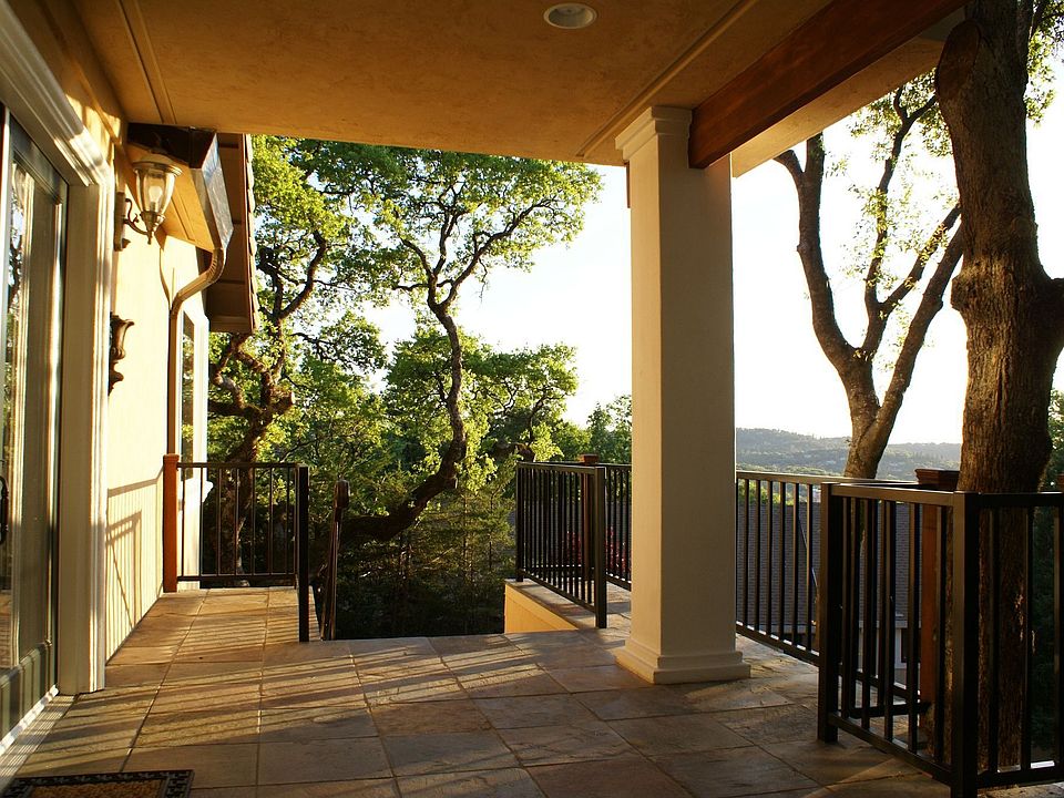 Entry Balcony