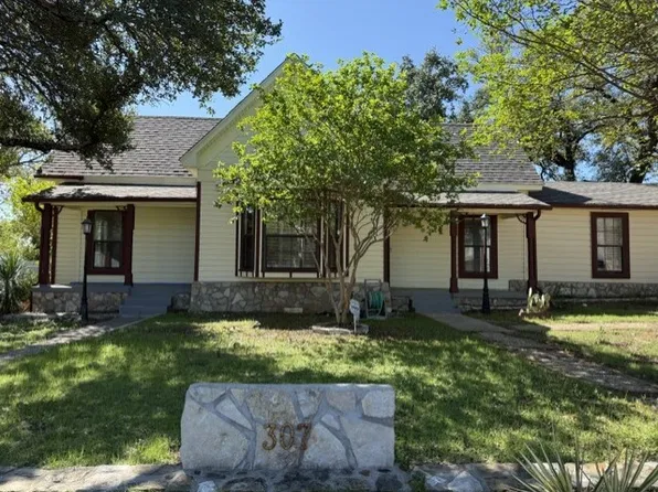 307 Mission St, Glen Rose, TX 76043
