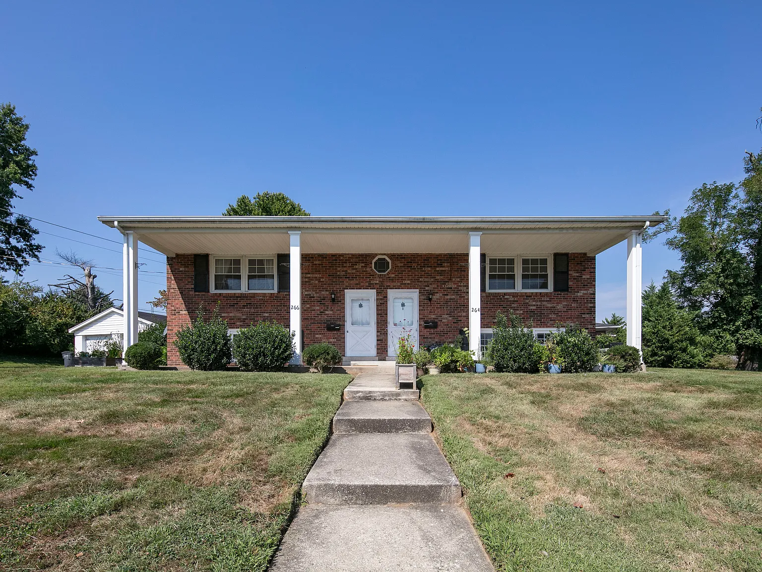 2 bed, 1.5 bath, 1450 sqft, $1,900 — Photo 2