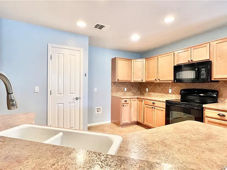 784 Kingfisher Ln — Photo 2