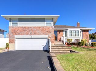 38 Pasadena Dr, Plainview, NY 11803