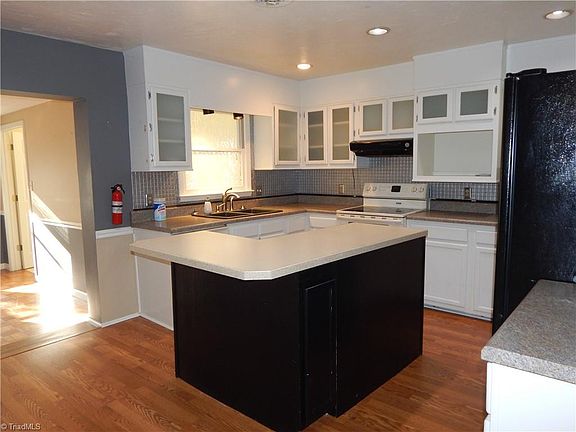 4th image of 4711 Summit Ave