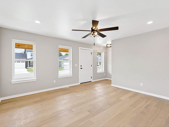 4th image of 1061 Kamperschroer Way