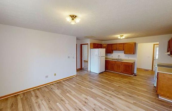 4th image of 194 Woodsview Dr