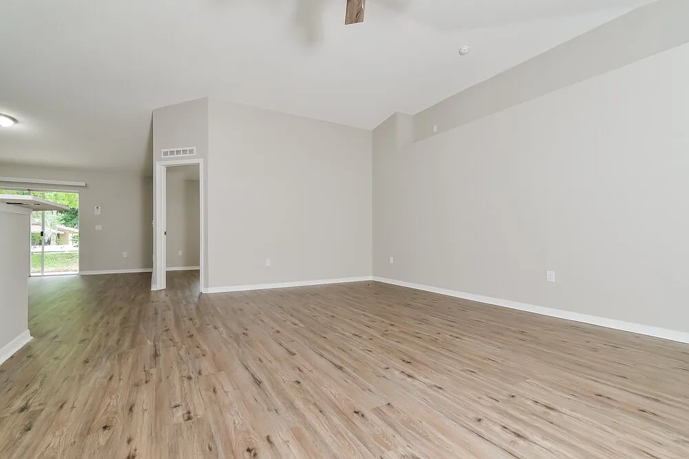 3 bed, 2.0 bath, 1612 sqft, $2,045 — Photo 4