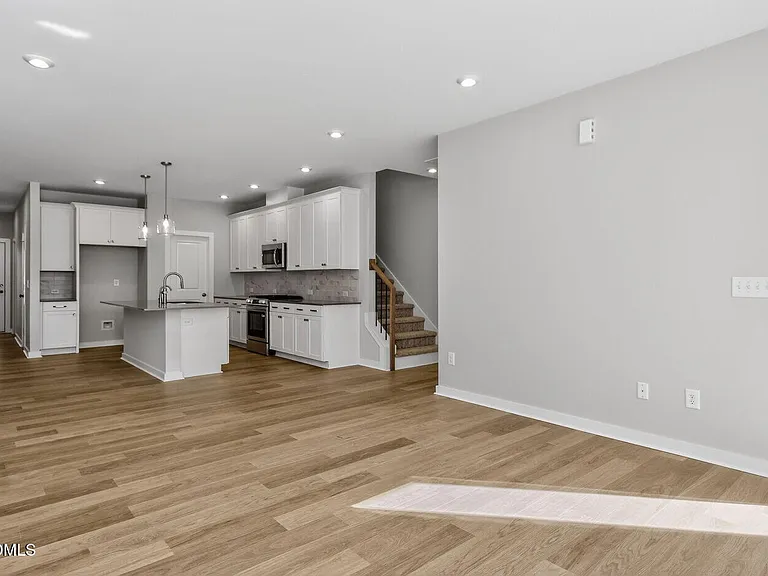 85 Parkland Dr — Photo 3