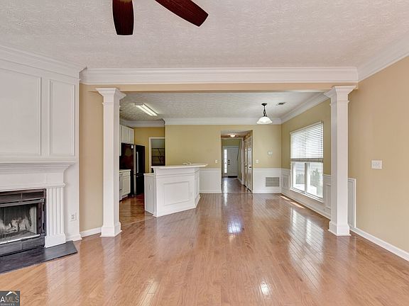 3rd image of 2303 Oak Glenn Cir