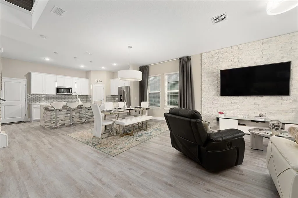 4 bed, 2.5 bath, 2214 sqft, $3,500 — Photo 4