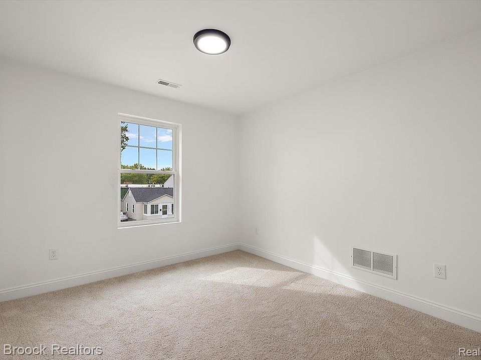 27824 Groveland St, photo 24
