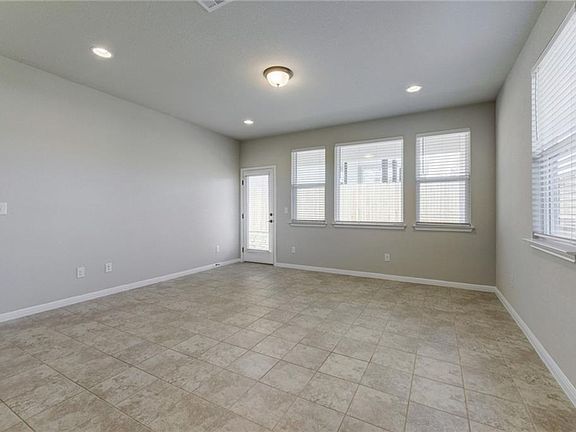 4th image of 221 Pitchfork Dr