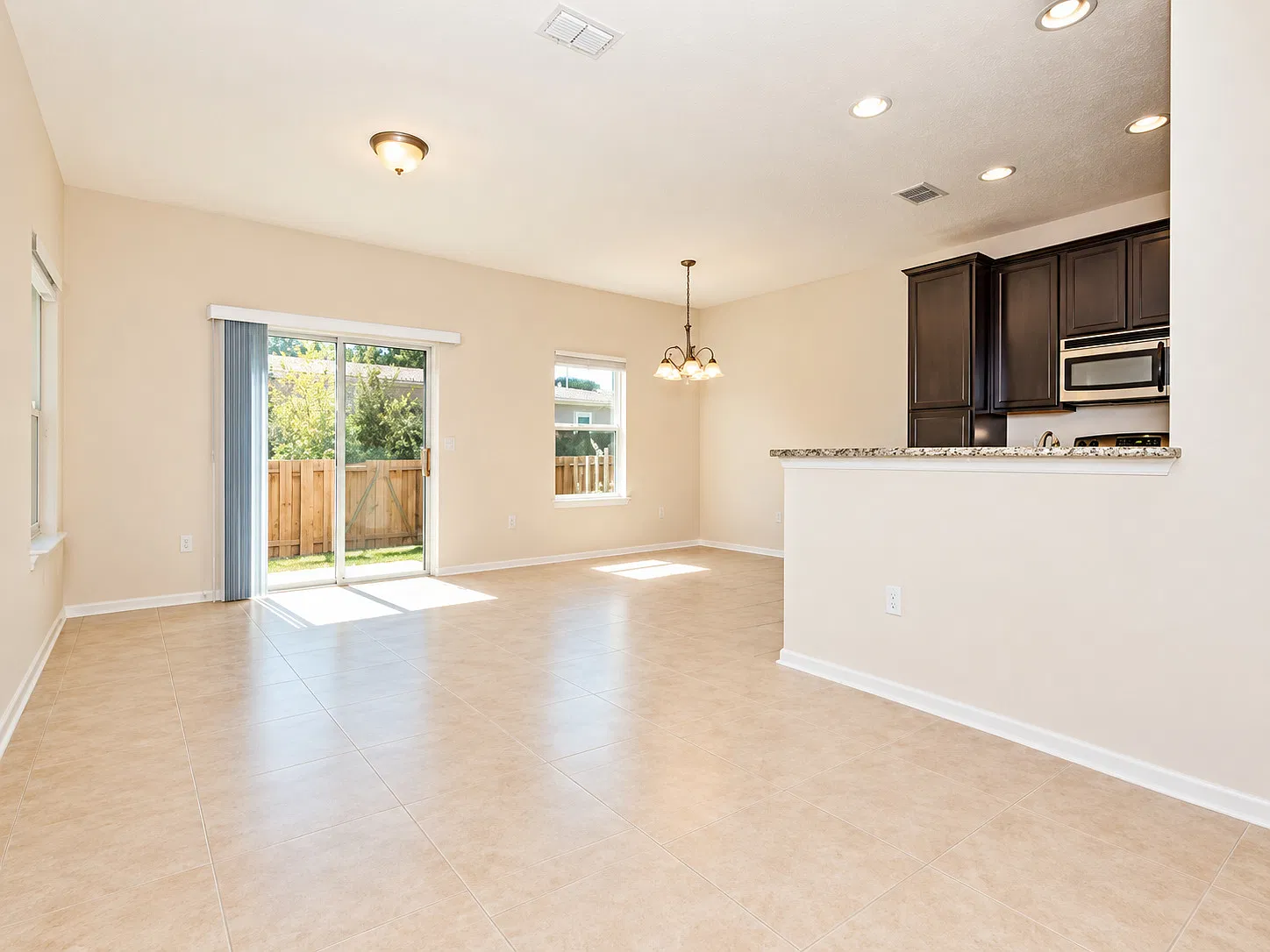 2 bed, 2.5 bath, 1384 sqft, $1,675 — Photo 2