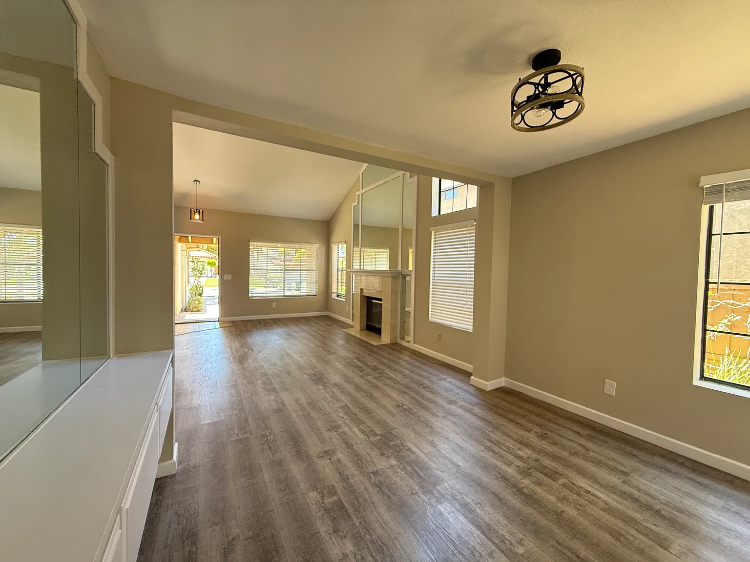 4 bed, 2163 sqft, $5,300 — Photo 4