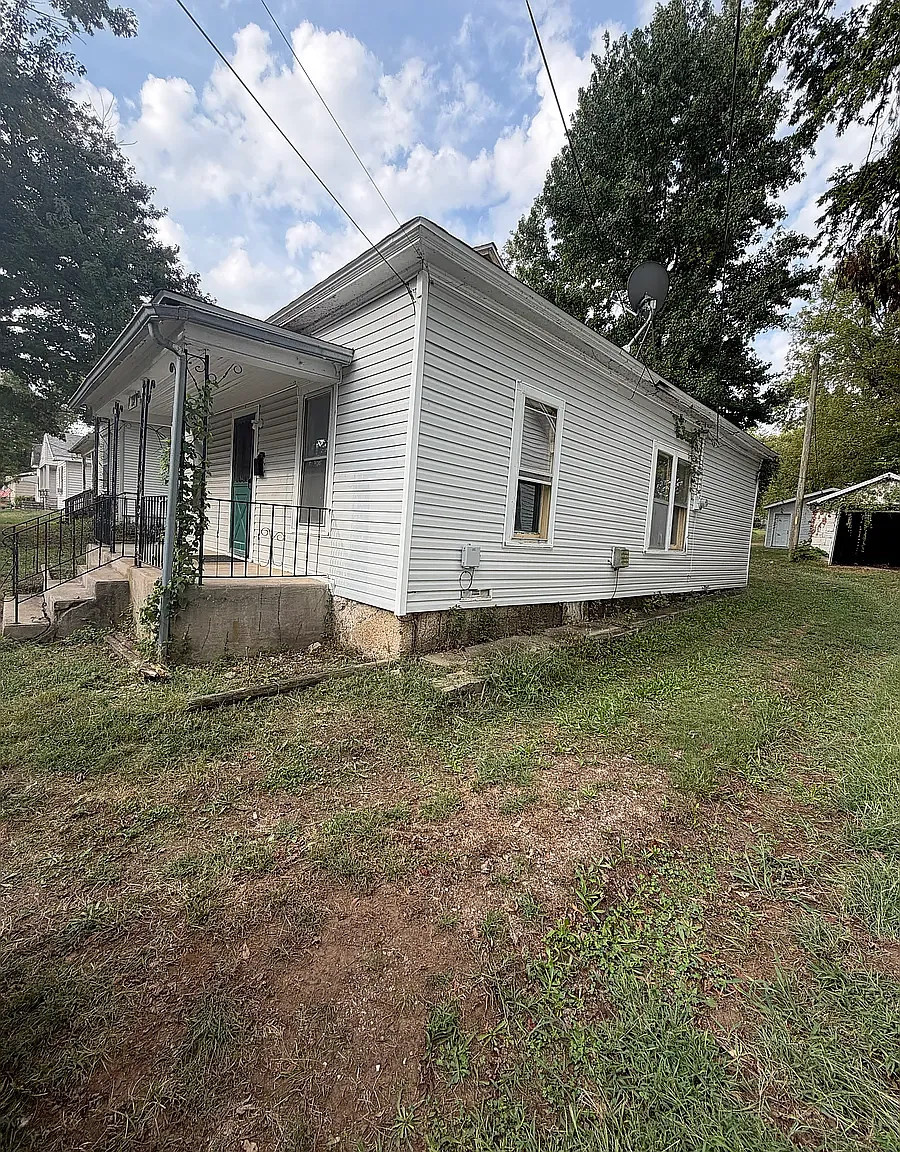 1031 Valley St — Photo 3