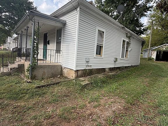 3rd image of 1031 Valley St