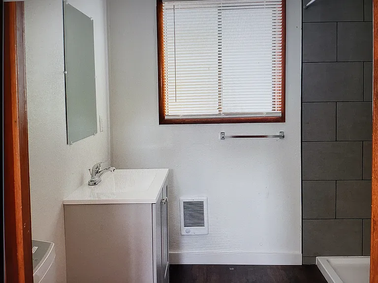 719 SW 4th St #101 — Photo 3