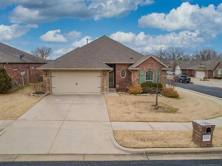 10724 Masters Cir — Photo 1