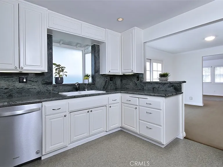 15344 Greenleaf St — Photo 13