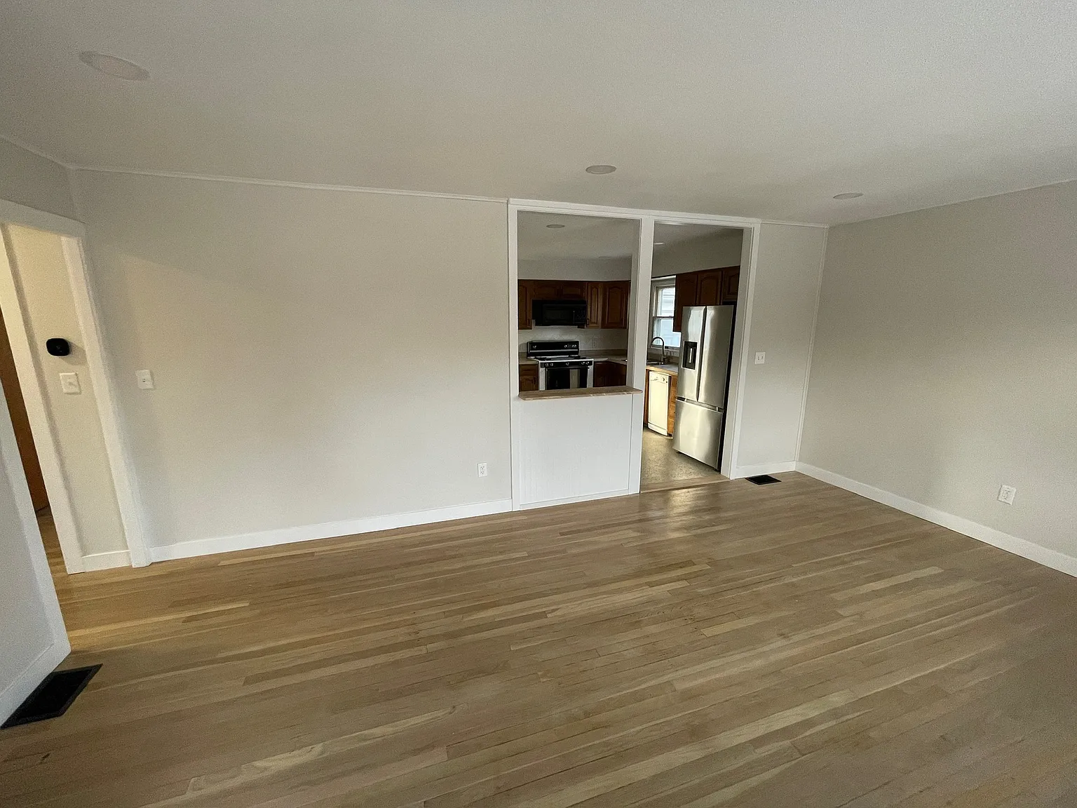 3 bed, 900 sqft, $2,000 — Photo 3