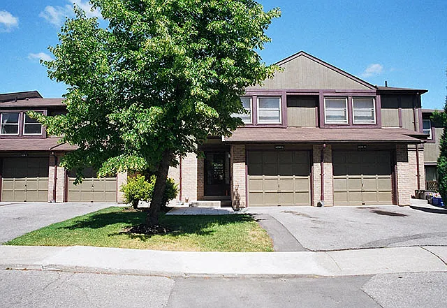 Waterford Townhouses — Photo 1
