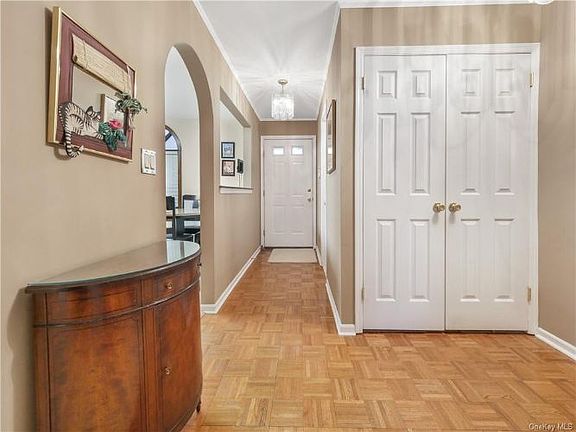 4th image of 80 Somerset Dr