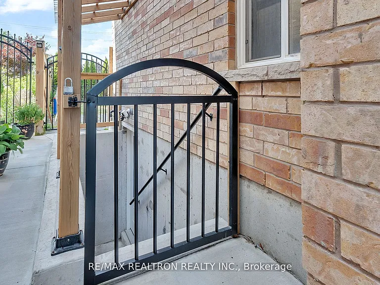 4 Oceanpearl Cres — Photo 3
