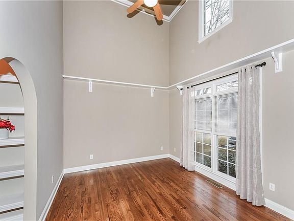 4th image of 3913 Upland Way