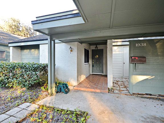 3rd image of 1938 Woodcrest Dr