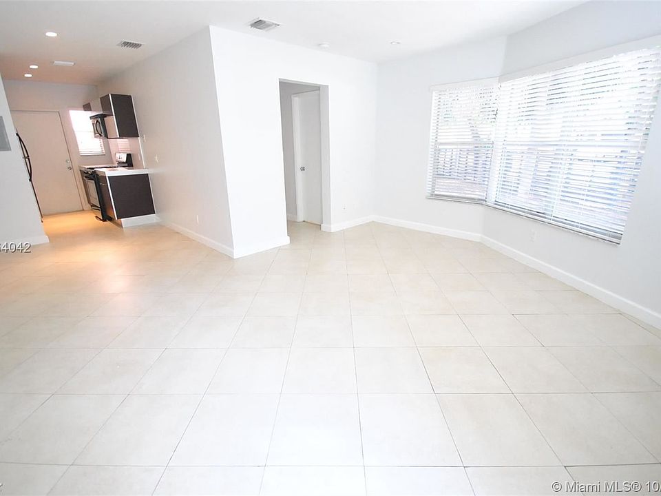 2nd image of 925 Bay Dr APT 4