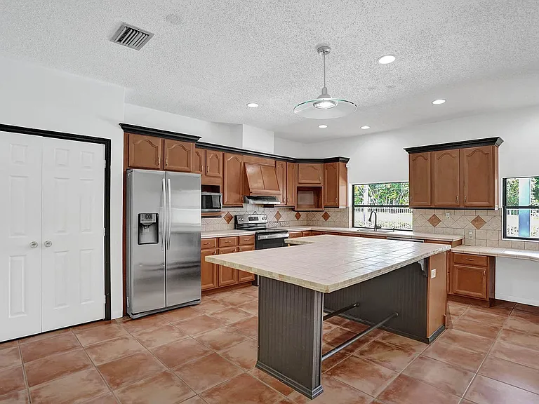 16610 Royal Poinciana Ct — Photo 41