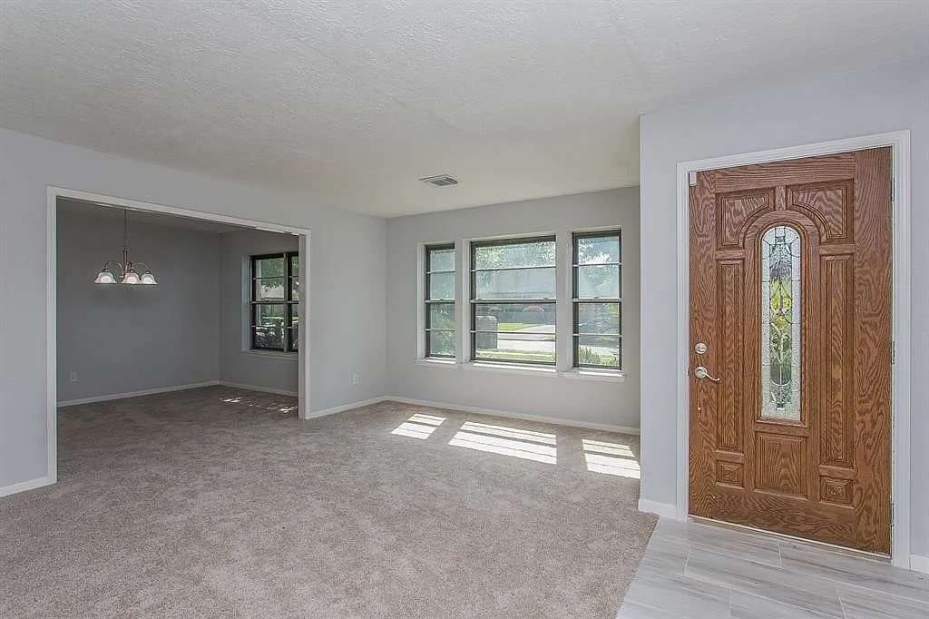 Beautifully renovated 4 bedroom home in a great subdivision — Photo 3