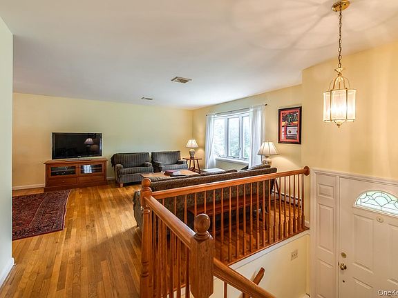 3rd image of 284 Waterbury Hill Road