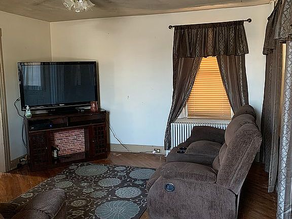 4th image of 552 W Main St