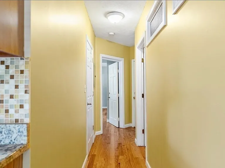 250-252 Western Ave #1 — Photo 7