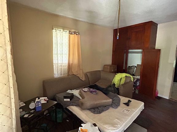 5th image of 718 S Church St