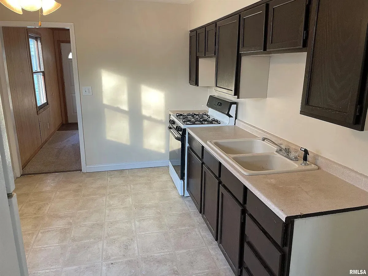 jpg - 2211 N Flora Ave
