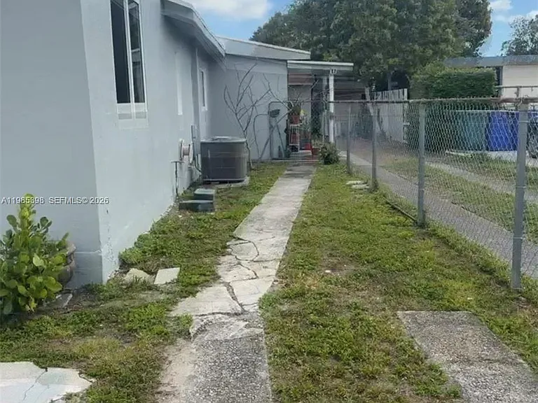 1637 NW 31st Ave — Photo 2