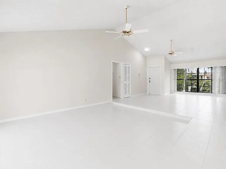 5055 NW 89th Way — Photo 2