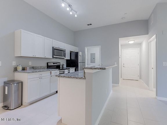 4th image of 100 BOARDWALK Drive #836