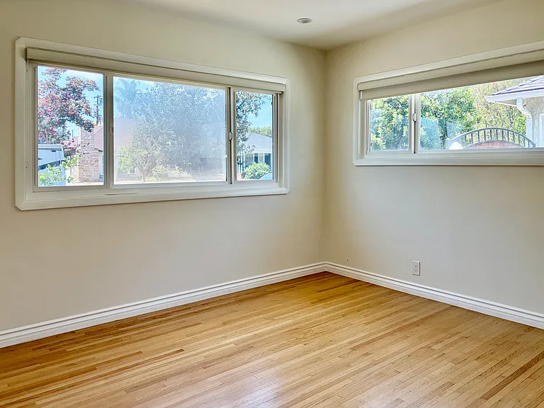 4506 Bakman Ave — Photo 6