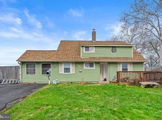 105 Indian Creek Dr, Levittown, PA