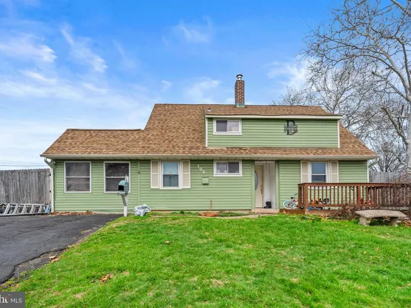 105 Indian Creek Dr, Levittown, PA 19057