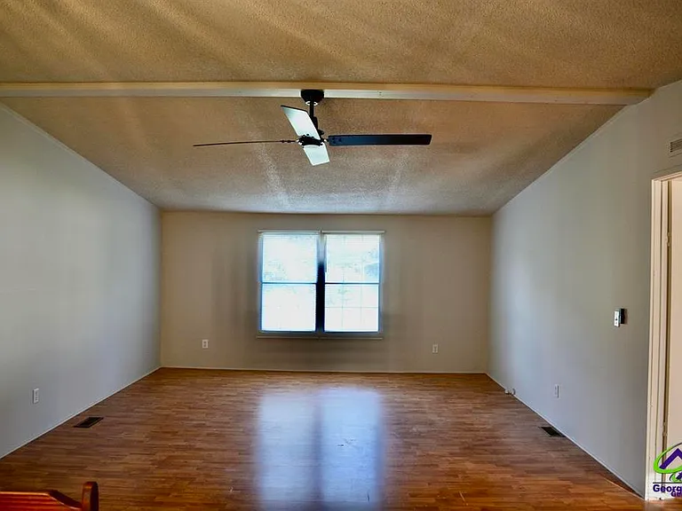 111 Brighton Dr — Photo 2