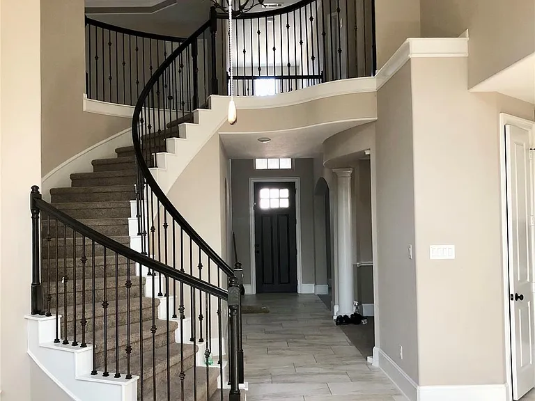 520 Pedernales St — Photo 2