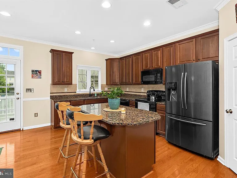 300 Dixon St #402 — Photo 4